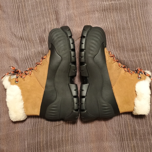UGG Adiroam Hiker boot brown black women's size 9 - Picture 4 of 12